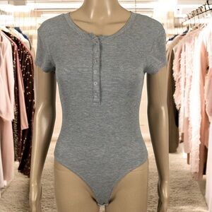 👛 2/$20 FANTASTIC FAWN Grey Ribbed Knit Body Suit, Dome Snaps